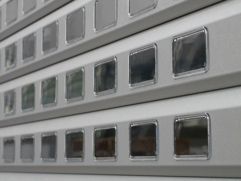 Rolltor mit Fenster-Profil 1.1590 Panzerausscnitt mit Fenstern