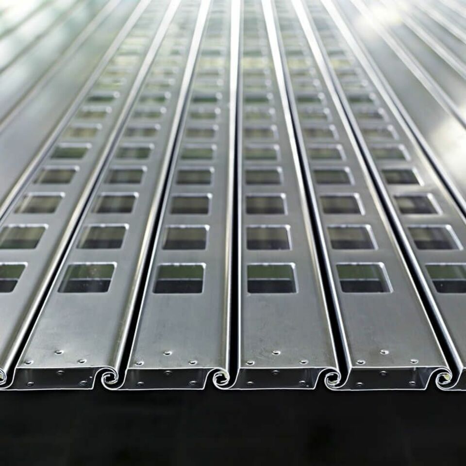 Rolltor-Panzer 1.100D aus Edelstahl, Ausschnitt mit Fenstern