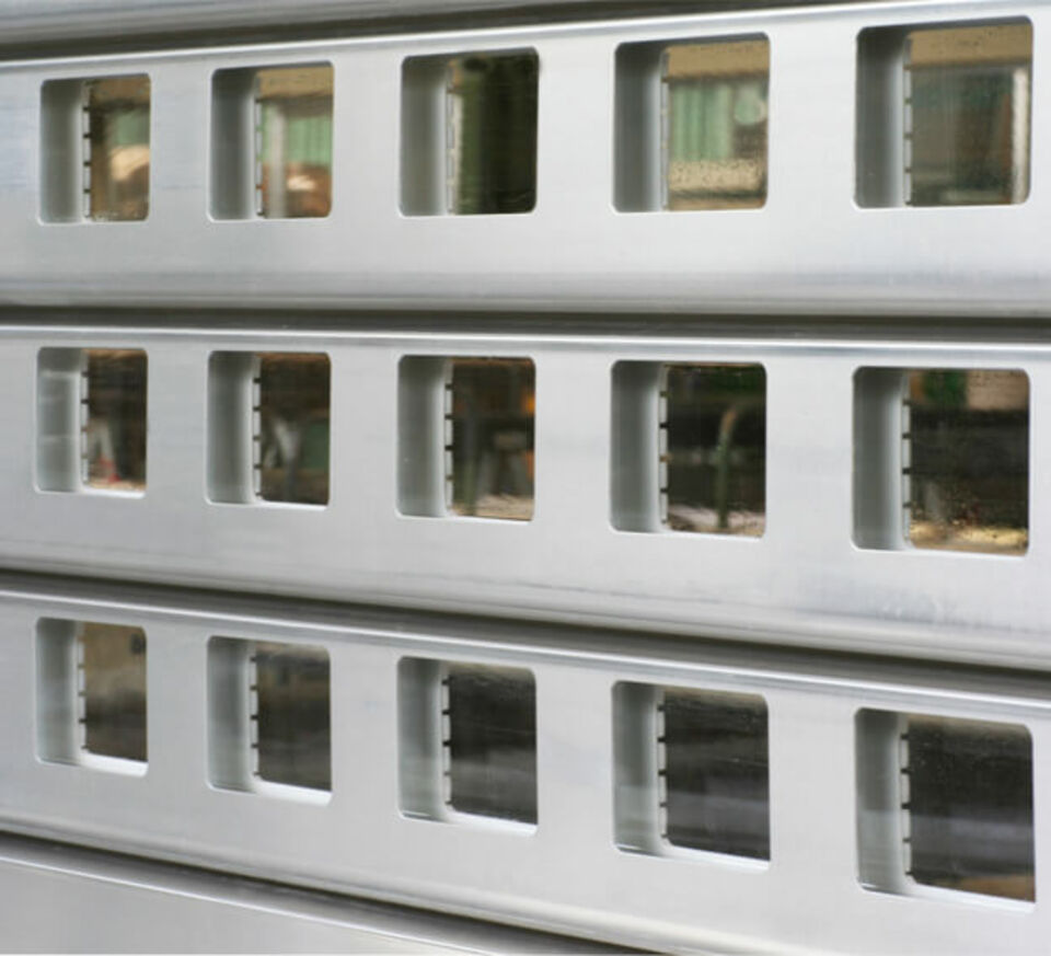 Rolltor-Panzer Ausschnitt mit Profil ISO-SL mit Fenstern, Vorderseite