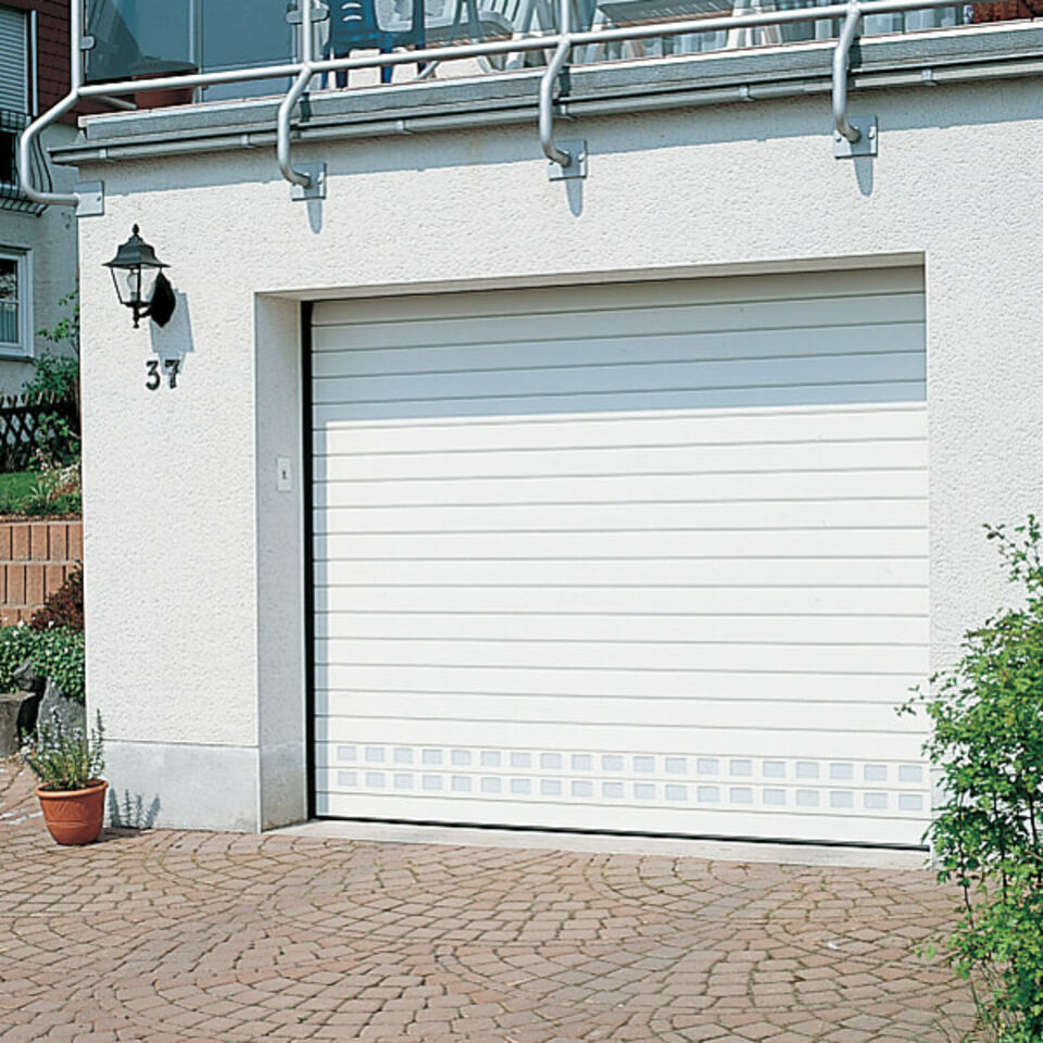 relativ kleines Rolltor in privater Garage