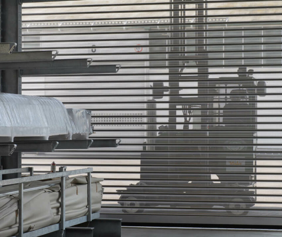 Rolltor aus Lochblechprofil 1.144L von innen