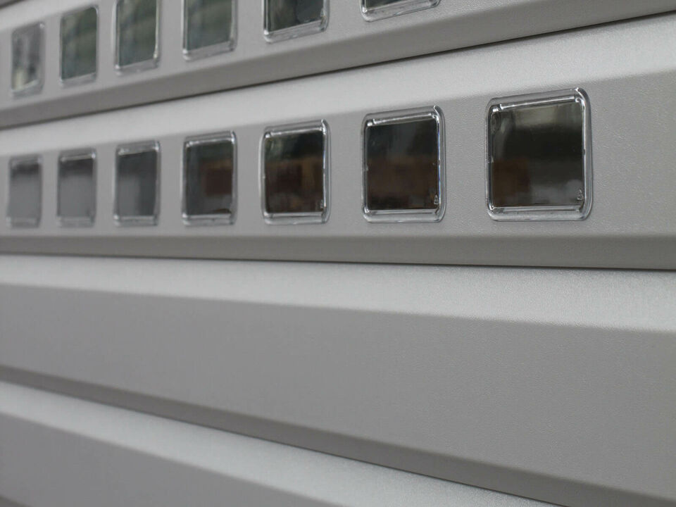 Rolltor aus Profil 1.1590 Ausschnitt mit Fenstern