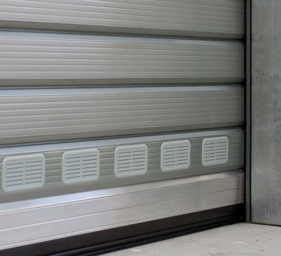 Rolltor-Panzerausschnitt Profil 1.95R mit Lüftungsgittern