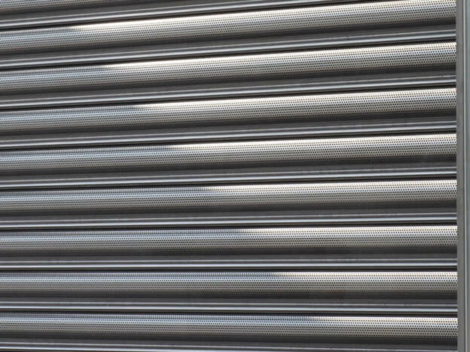 Rolltor-Panzer Ausschnitt mit Lochblech-Profil 1.144L