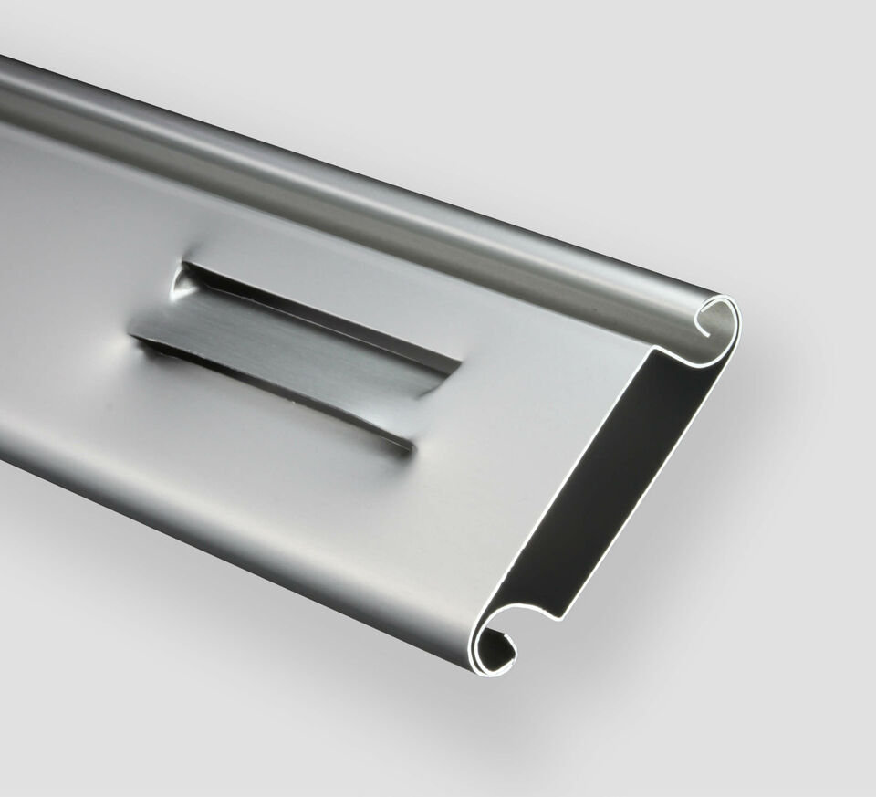 Rolltorprofil 1.100 D mit Lüftungsschlitzen